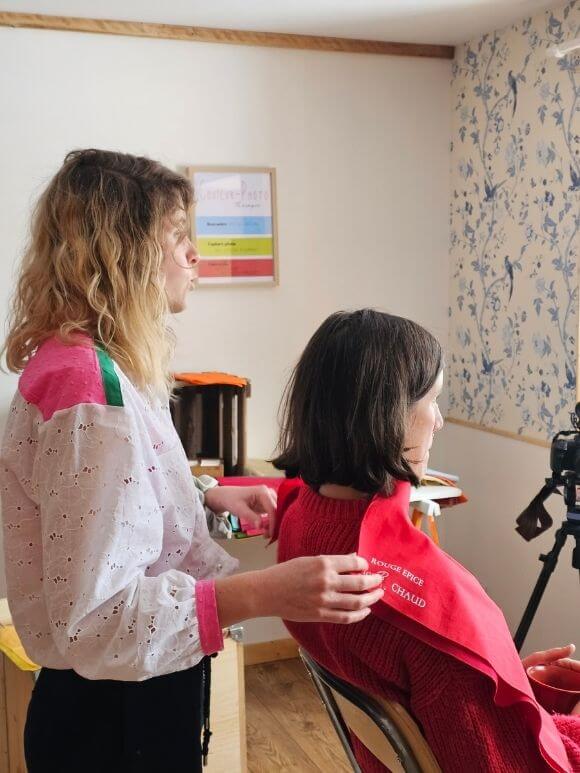 Anne met en pratique ce qu'elle a appris lors de la formation en colorimétrie